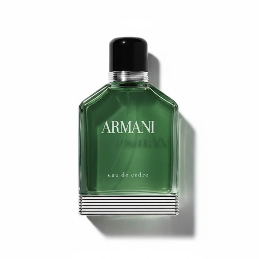 Grüner Armani Eau de Cèdre Parfumflakon mit schwarzem Verschluss auf weißem Hintergrund