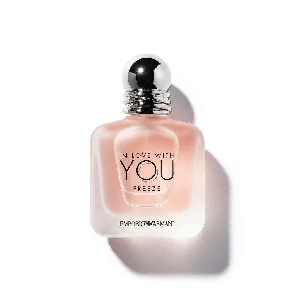Emporio Armani In Love With You Freeze Parfumflakon in zartem Rosa vor weißem Hintergrund