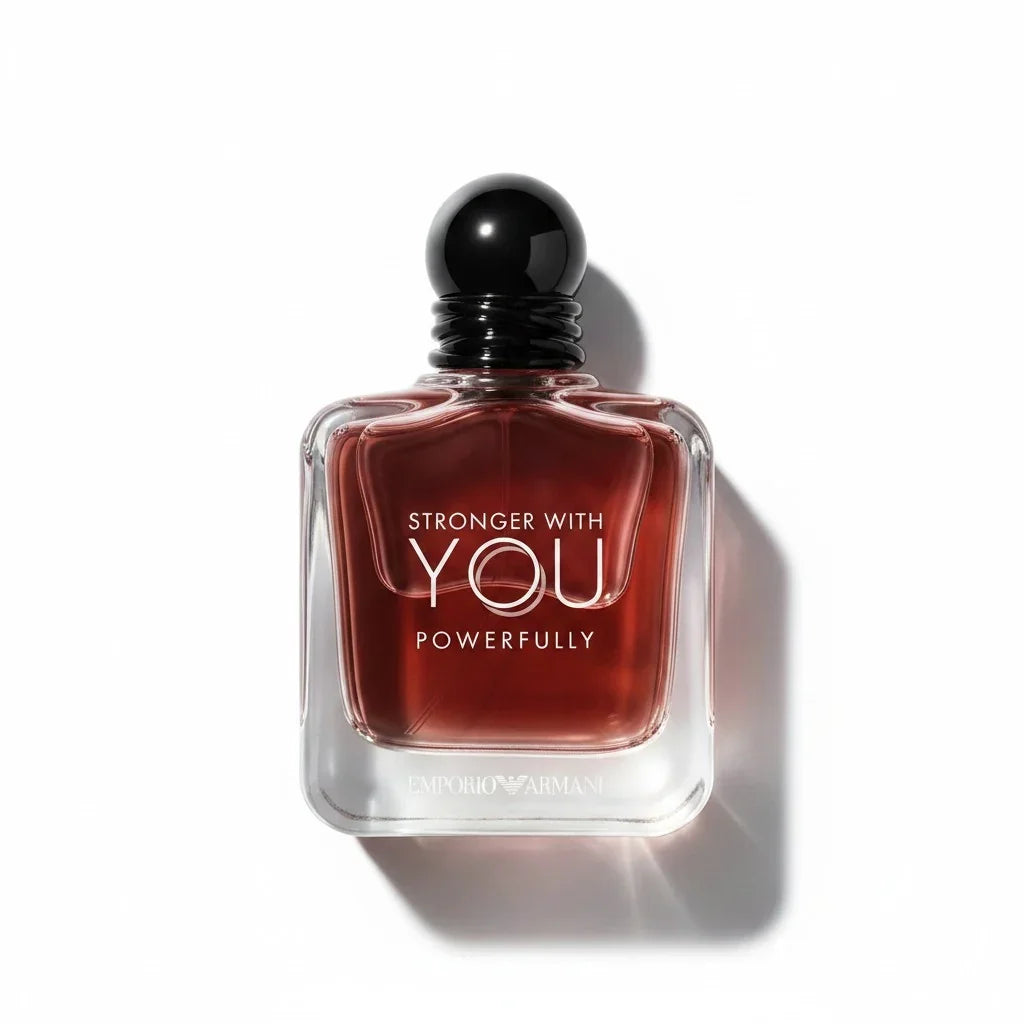 Emporio Armani Stronger With You Powerfully Parfumflakon mit rötlicher Flüssigkeit auf weißem Hintergrund