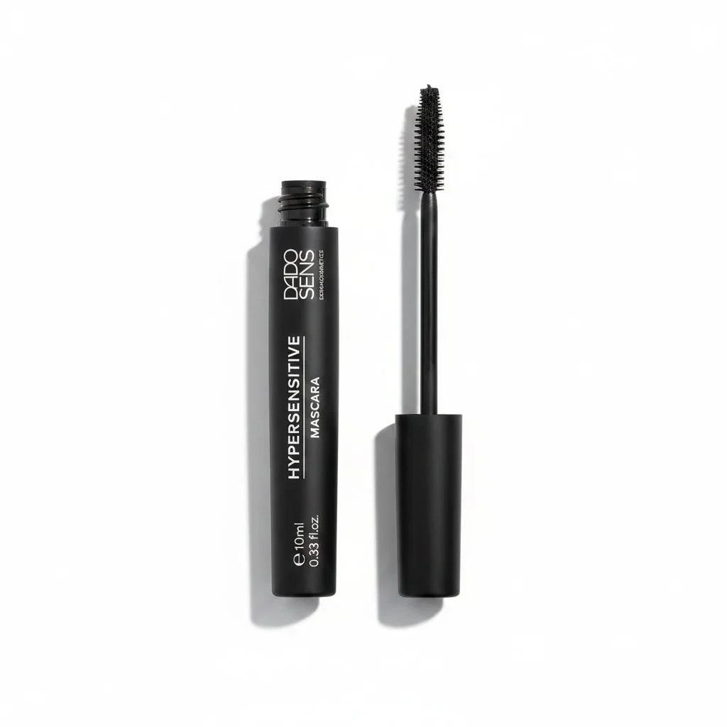 D4D0 SENS Hypersensitive Mascara in schwarzer Tube mit Applikator auf weißem Hintergrund