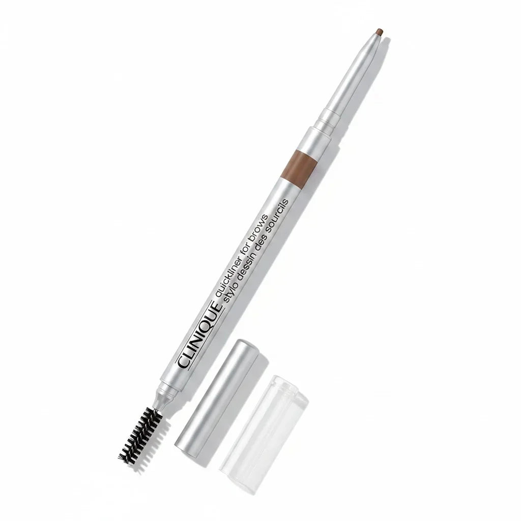 Clinique Quickliner für Augenbrauen mit integriertem Bürstchen auf weißem Hintergrund