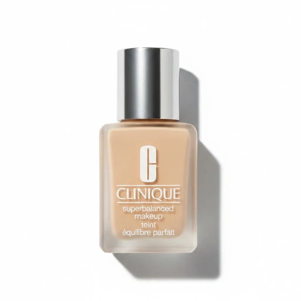 Clinique Superbalanced Makeup Flüssigfoundation in einem beigen Farbton.