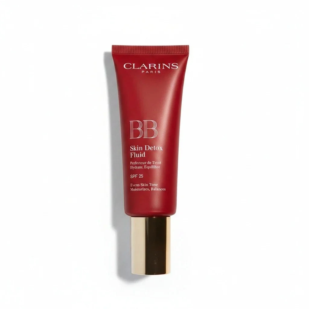 Clarins BB Skin Detox Fluid SPF 25 in einer roten Tube vor weißem Hintergrund