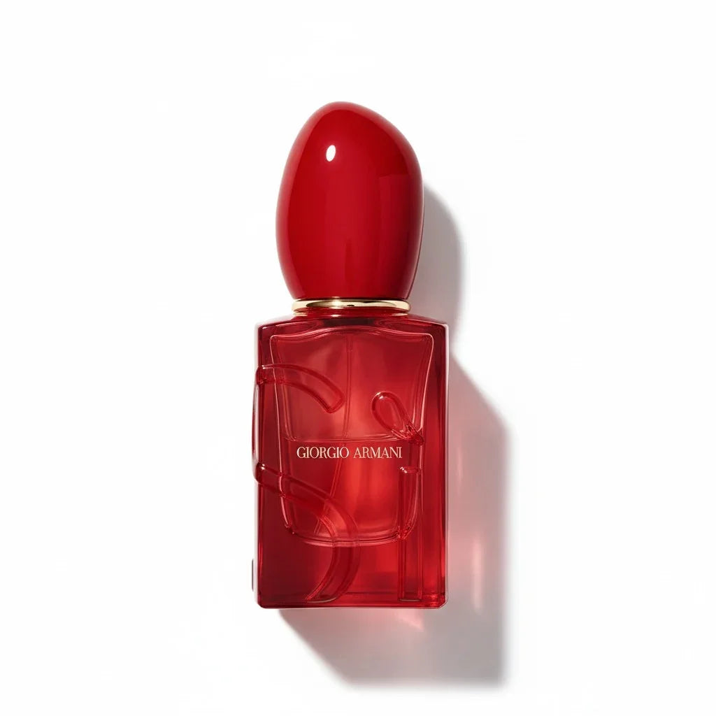 Roter Giorgio Armani Parfumflakon vor weißem Hintergrund
