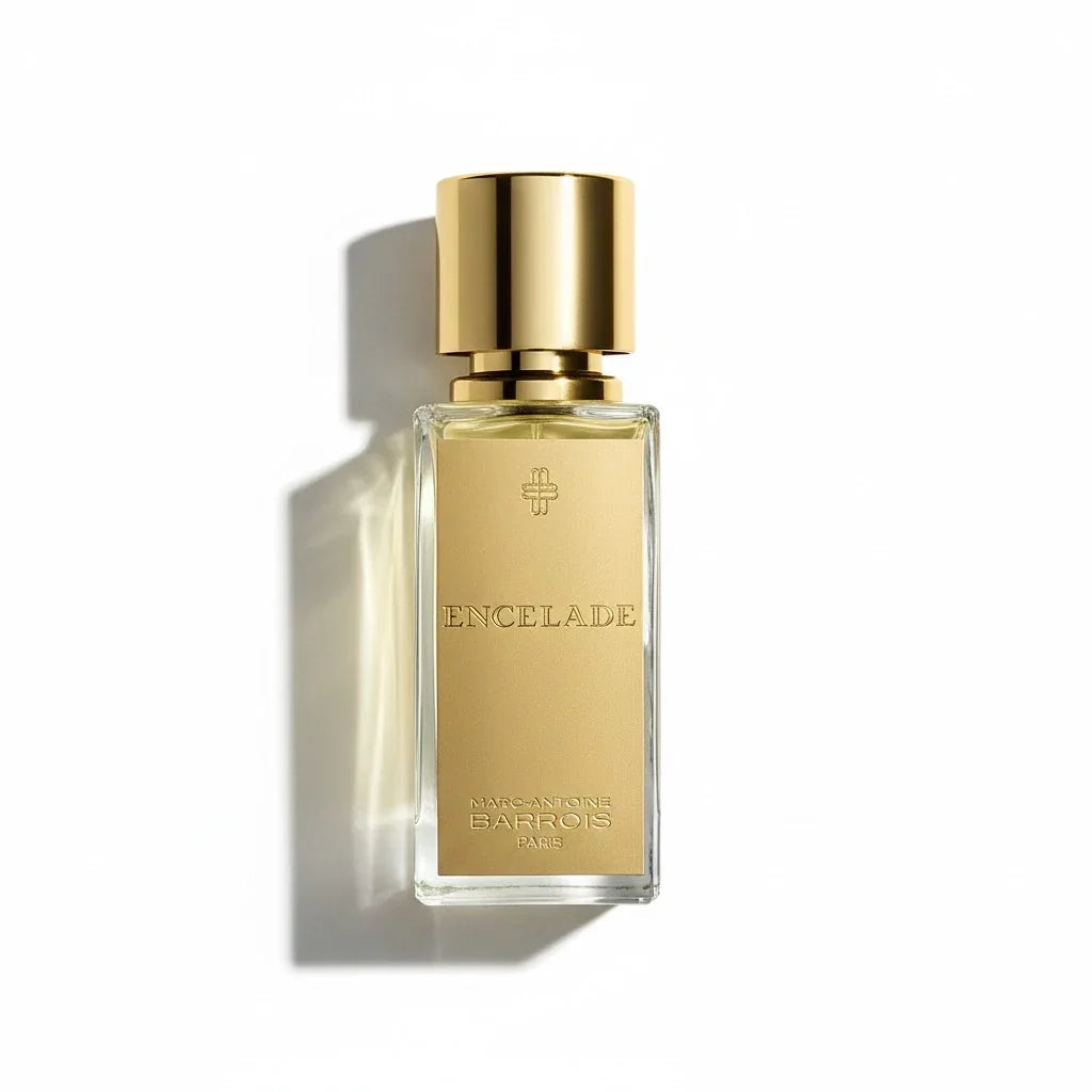 Ein Flakon des Parfums Encelade von Marc-Antoine Barrois mit goldenem Verschluss auf weißem Hintergrund.