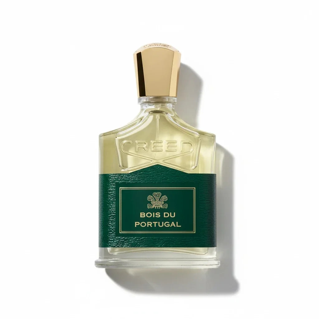 Creed Bois du Portugal Parfumflakon mit grünem Etikett und goldenem Verschluss auf weißem Hintergrund