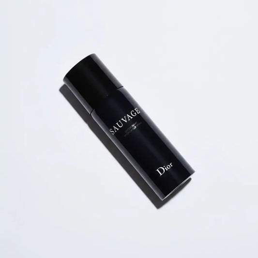 Schwarze Flasche des Dior Sauvage Parfums auf weißem Hintergrund