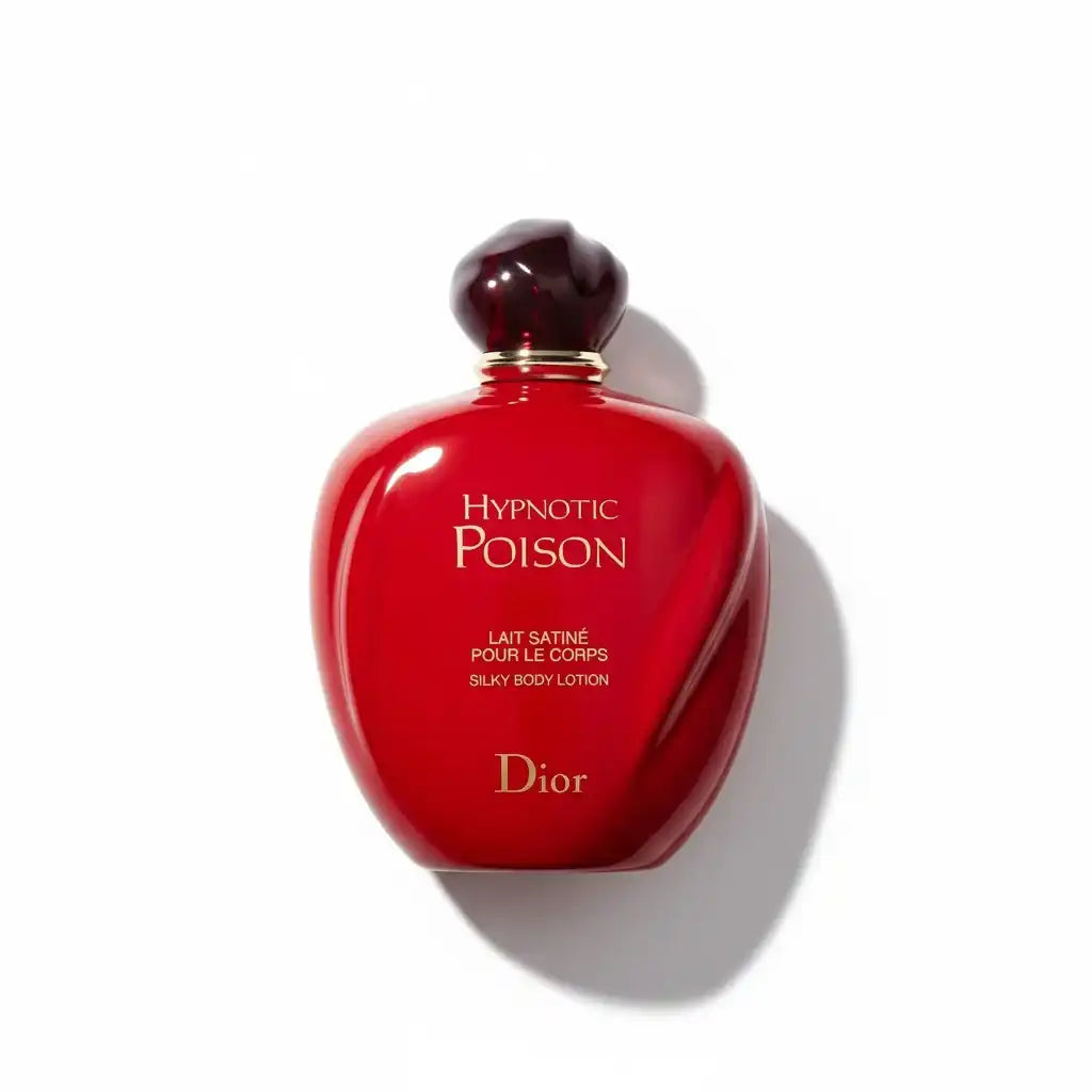 Rote Flasche Dior Hypnotic Poison Silky Body Lotion auf weißem Hintergrund