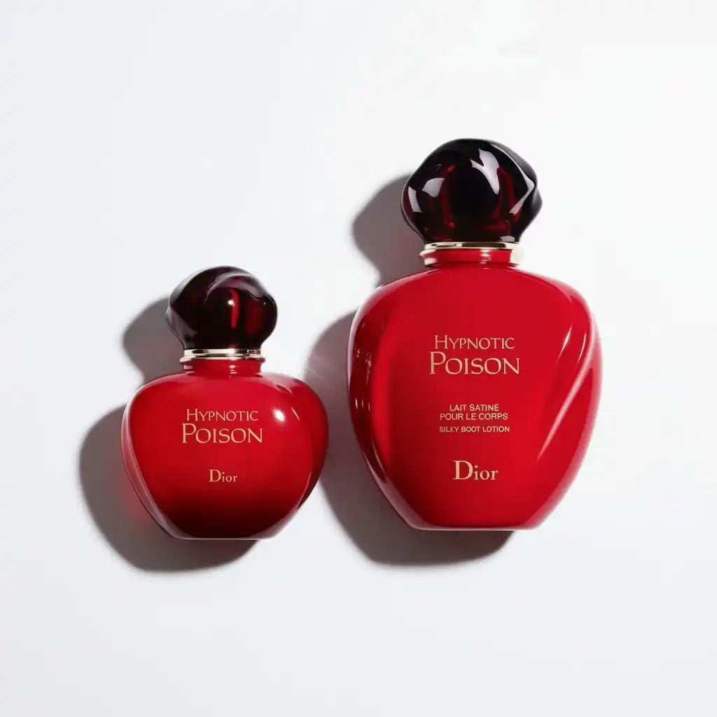 Dior Hypnotic Poison Parfum und Körperlotion in roten Glaskolben auf weißem Hintergrund