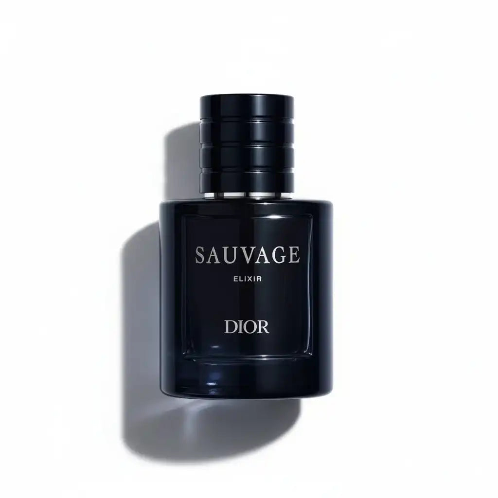 Dunkler Flakon von Dior Sauvage Elixir Parfum vor weißem Hintergrund