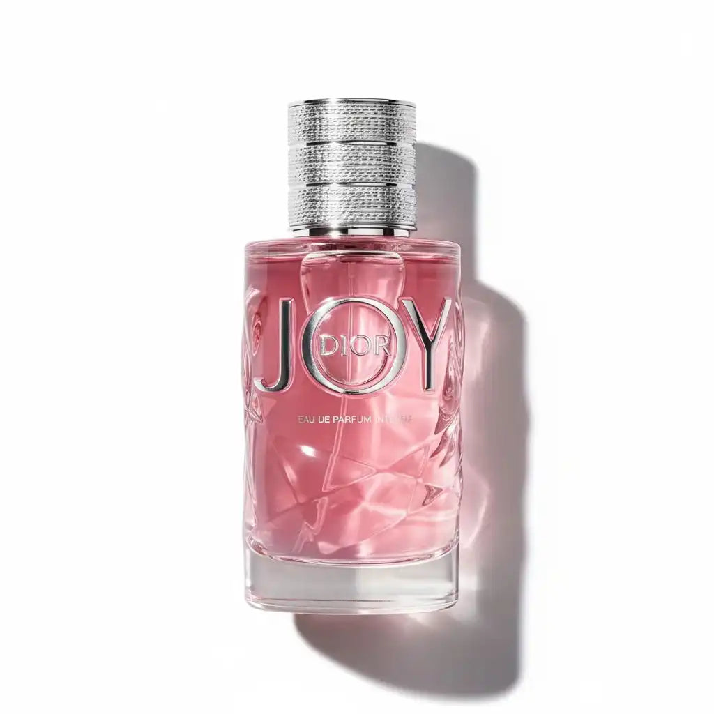 Dior Joy Eau de Parfum Intense Flakon mit rosa Duftflüssigkeit vor weißem Hintergrund