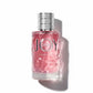 Dior Joy Eau de Parfum Intense Flakon mit rosa Flüssigkeit auf weißem Hintergrund