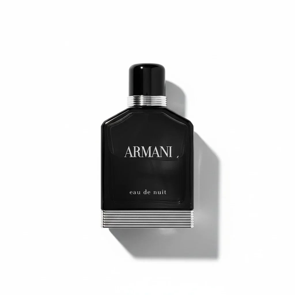 Armani Eau de Nuit Parfumflakon in Schwarz auf weißem Hintergrund