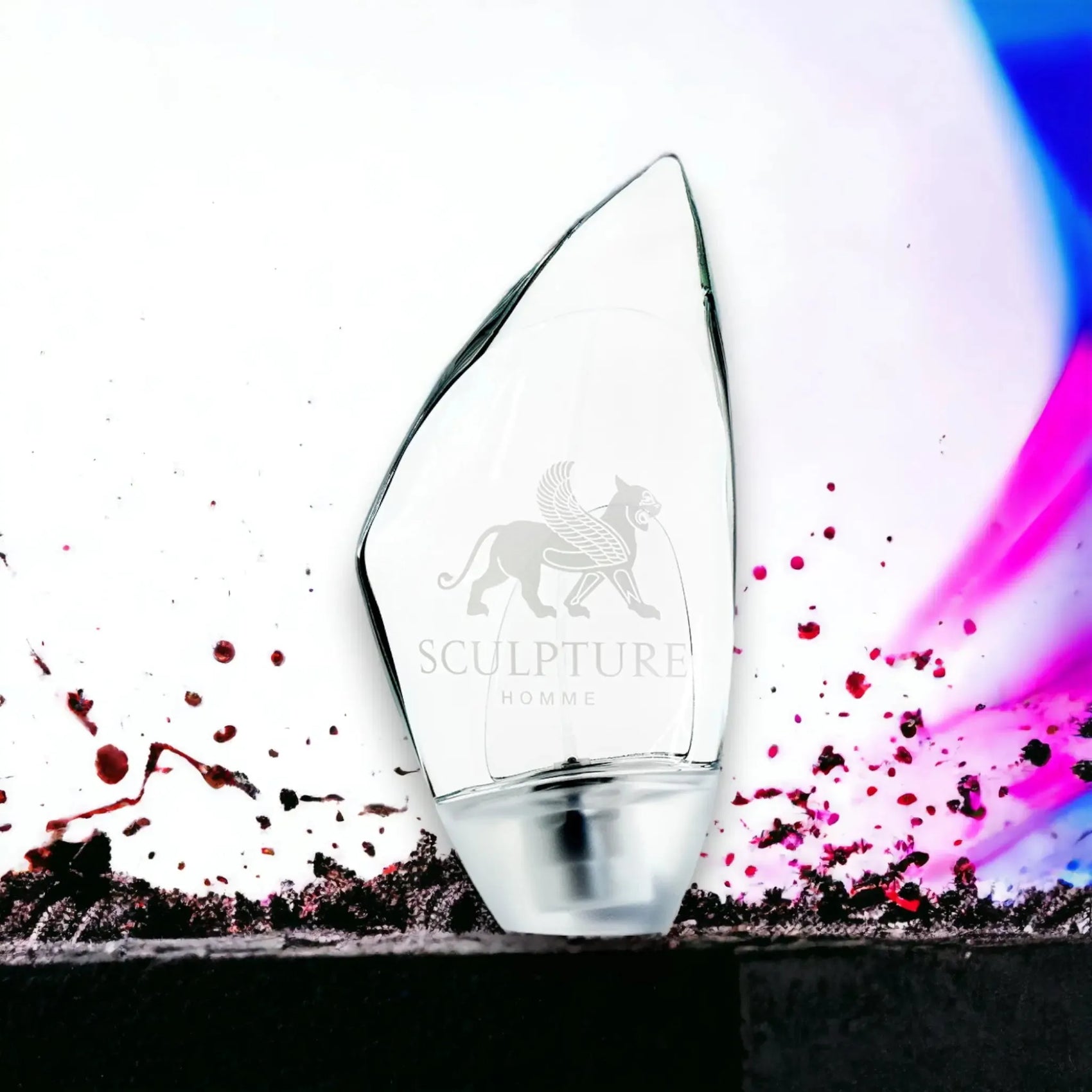 Sculpture Homme Eau de Toilette Flakon mit moderner, transparenter Form vor abstraktem, farbigem Hintergrund.