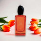 Sì Passione éclat Eau de Parfum Flakon mit Tulpenblüten auf weißem Hintergrund