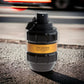 Schwarzer Parfumflakon Spicebomb Extreme auf Asphalt, Nahaufnahme mit goldfarbenem Etikett