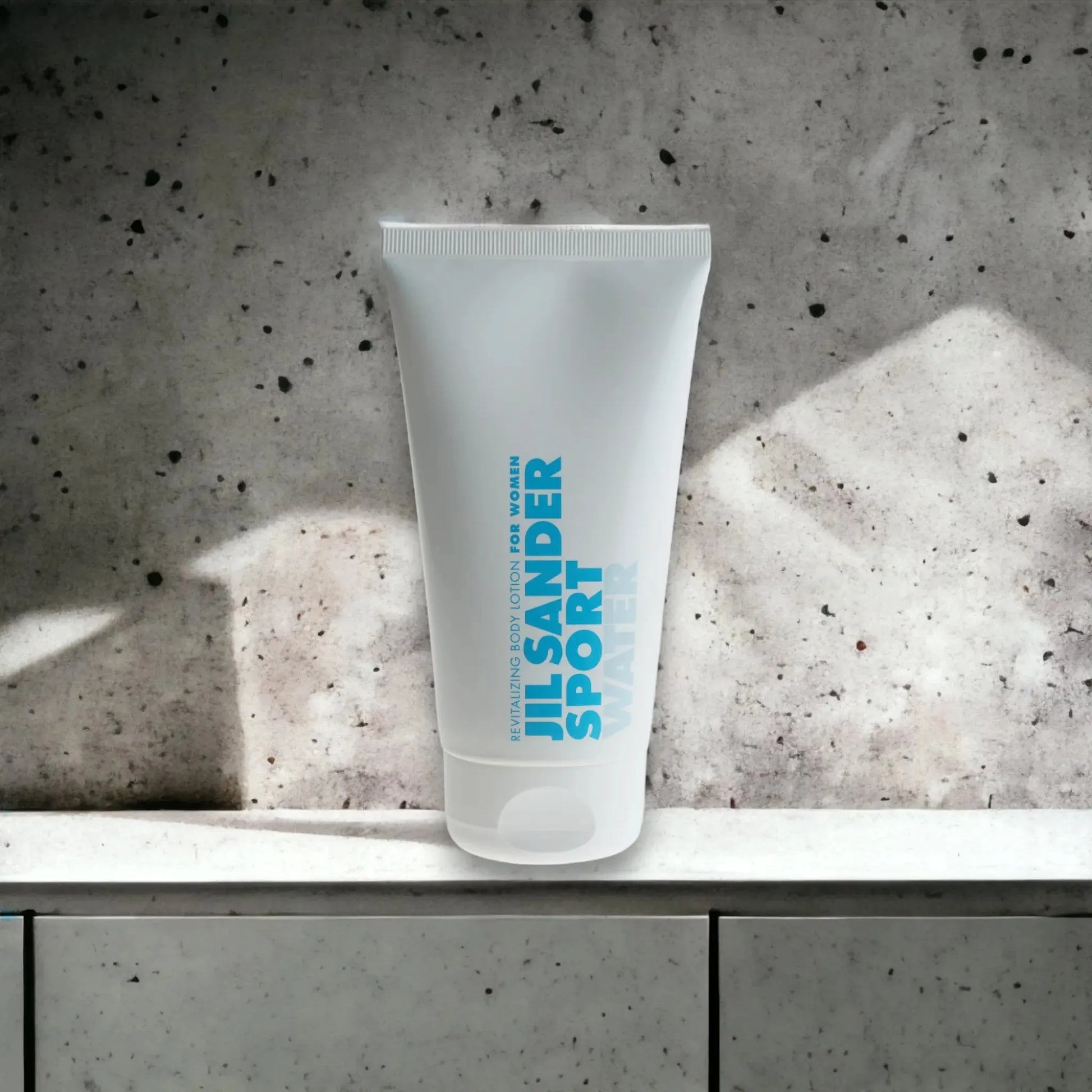 Jil Sander Sport Water Body Lotion Tube auf Betonhintergrund, Frauenpflege, Kosmetik