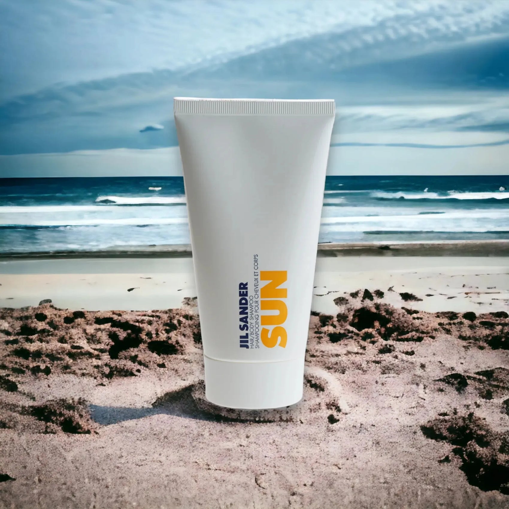 Jil Sander Sun Shampoo für Haar und Körper, Sonderedition, im Sand vor Meereskulisse