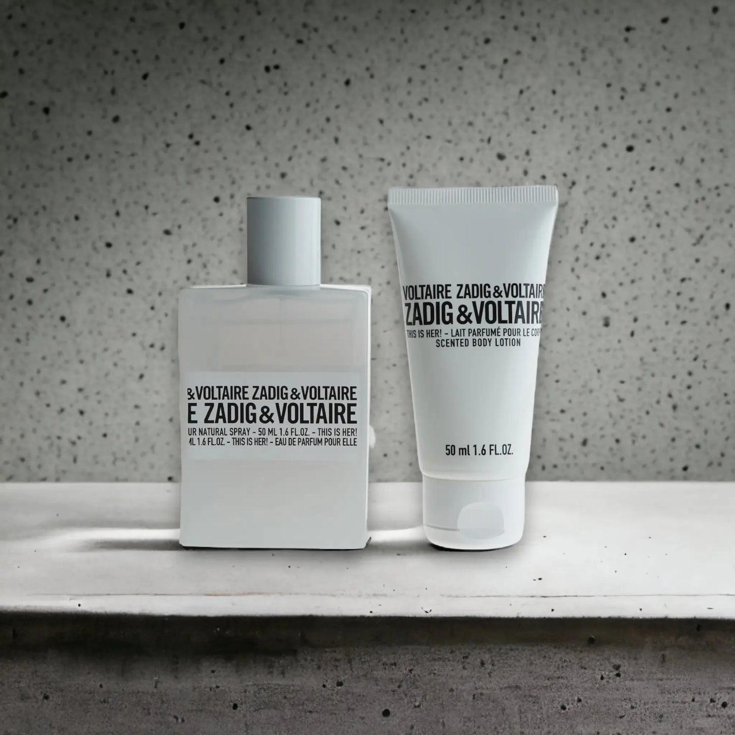 Zwei Zadig & Voltaire Parfums für Damen, 50ml Eau de Parfum und Body Lotion, vor grauem Hintergrund.