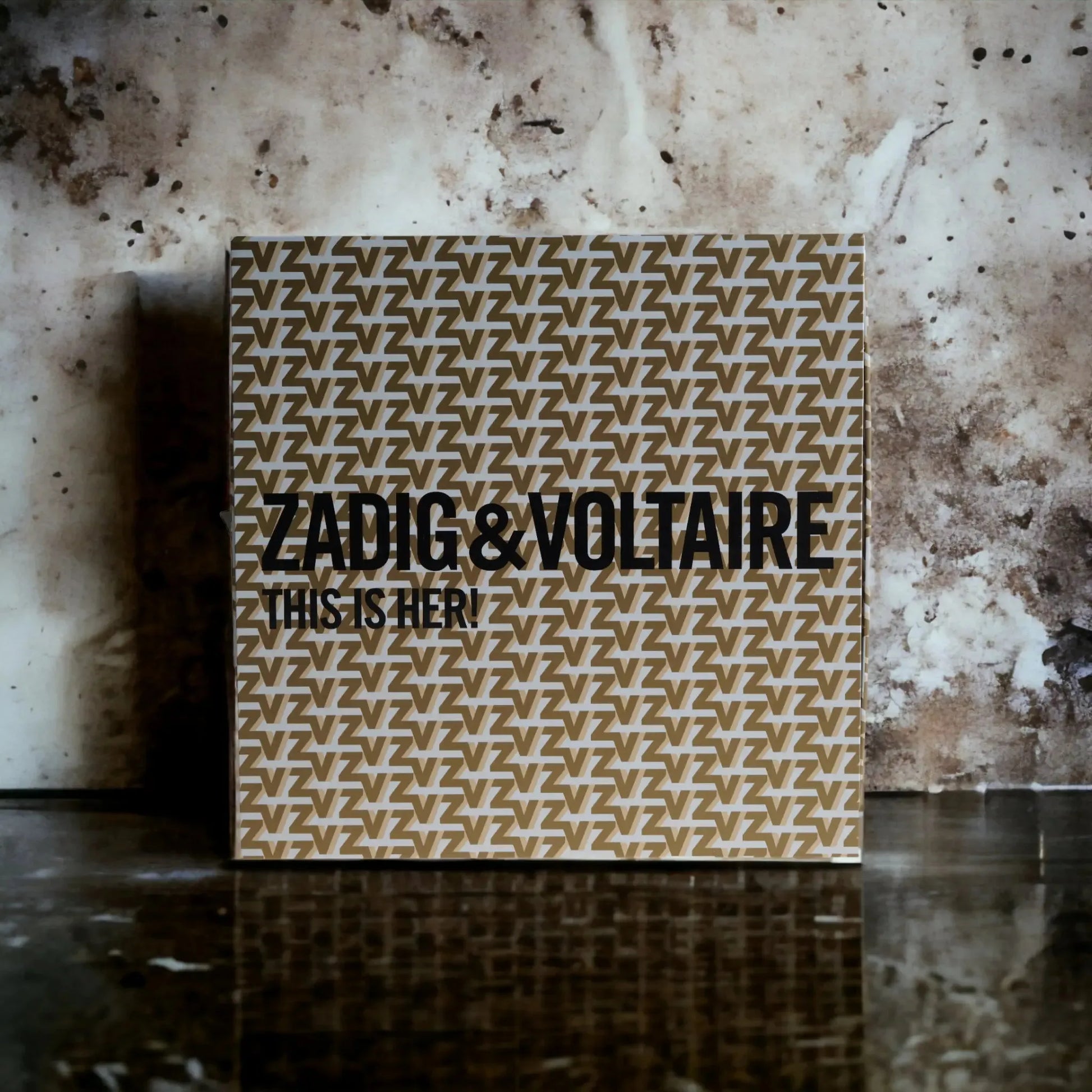 Parfüm-Set Verpackung mit Muster und Aufschrift ZADIG & VOLTAIRE THIS IS HER auf Marmor